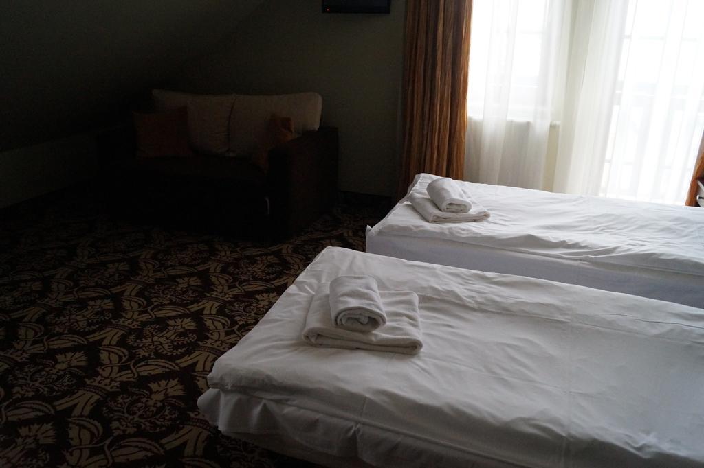 Hotel Sloneczny Brzeg Biskupiec  Rum bild