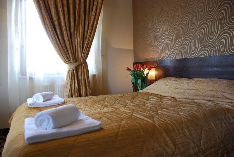 Hotel Sloneczny Brzeg Biskupiec  Rum bild