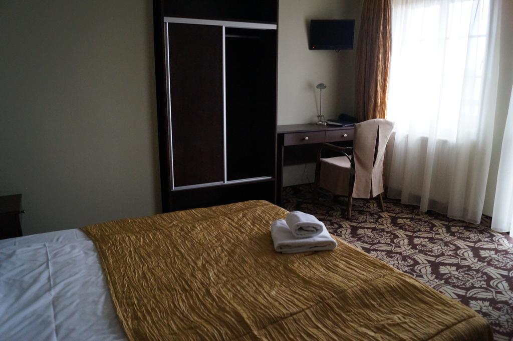 Hotel Sloneczny Brzeg Biskupiec  Rum bild