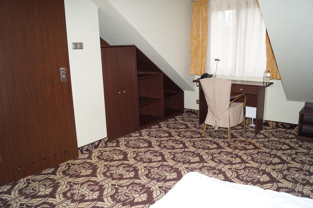 Hotel Sloneczny Brzeg Biskupiec  Rum bild